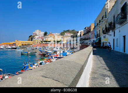 Une belle vue sur le port de Ponza, un cristal de l'eau et les bâtiments colorés, typiques de l'île de Ponza, lazio, Italie, Europe. Banque D'Images