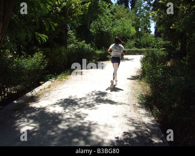 Female jogger dans park à Athènes Grèce Banque D'Images