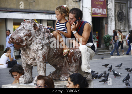 Père et fille sur statue Banque D'Images