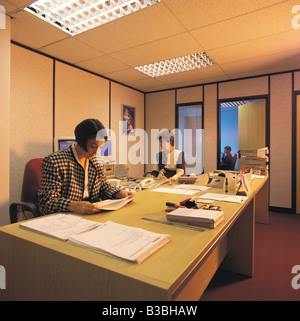 Business women working in office. Banque D'Images