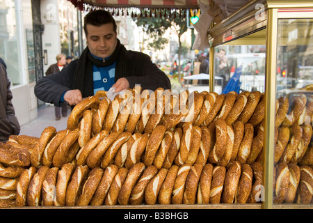 Simit vendeur de Nisantasi Istanbul Turquie Banque D'Images