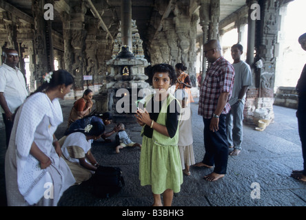 Les fidèles hindous se rassemblent à l'intérieur d'un temple de pierre dans le Tamil Nadu, Inde du sud Banque D'Images