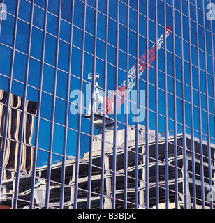 Reflet de chantier grue en verre d'une tour moderne. Banque D'Images