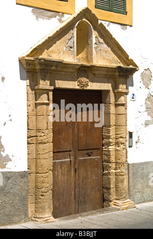 Vue détaillée de l'entrée principale de l''Santo Domingo' séminaire à l'Ibiza ville médiévale (Dalt Vila), Ibiza, Espagne, Europe Banque D'Images