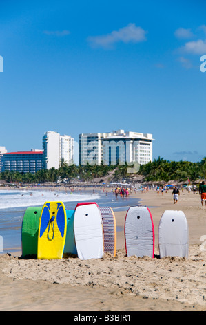 IXTAPA, Mexique — Bahia del Palmar (Baie de Palmar), située à Ixtapa, Guerrero, Mexique, offre une vue imprenable sur la côte Pacifique. Connue pour ses plages de sable doré et ses eaux bleues limpides, Palmar Bay est une destination populaire pour les amateurs de plage et les clients de la station, offrant une gamme d'activités nautiques et des couchers de soleil à couper le souffle. Banque D'Images