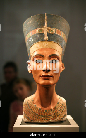 Visiteur à la recherche dans le célèbre buste de la reine Néfertiti dans le Musée égyptien de Berlin, Allemagne Banque D'Images