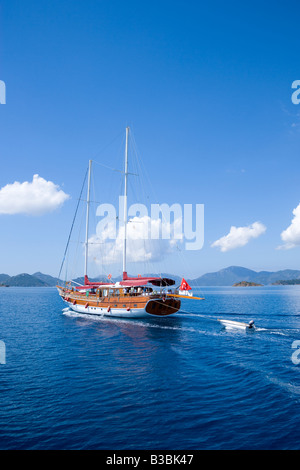 Turkish Gulet yacht croisière bleue sur la baie de Fethiye Gocek Turquie Banque D'Images