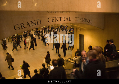 Les banlieusards de descendre les escaliers dans le hall principal au Grand Central Station de New York City Banque D'Images