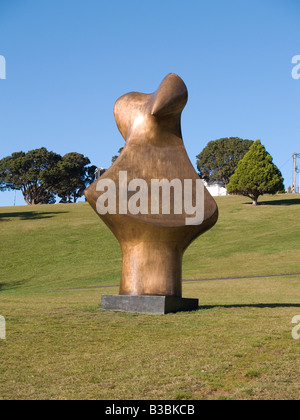 Henry Moore sculpture de bronze appelée forme intérieure Jardin botanique de Wellington en Nouvelle-Zélande Banque D'Images