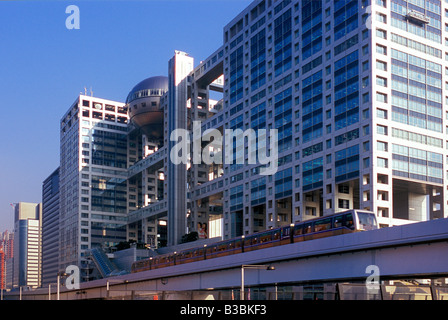 Monorail passant façade avant de la Fuji Television Network bâtiment conçu par Kenzo Tange dans Tokyo Odaiba Banque D'Images