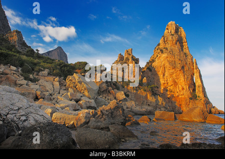 Rockformation Pedra Longa dernière lumière à Costa Smeralda Sardaigne Italie Banque D'Images