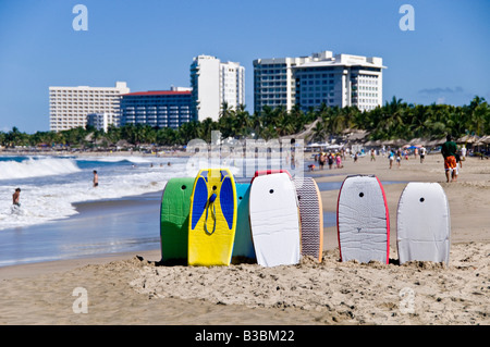 IXTAPA, Mexique — Bahia del Palmar (Baie de Palmar), située à Ixtapa, Guerrero, Mexique, offre une vue imprenable sur la côte Pacifique. Connue pour ses plages de sable doré et ses eaux bleues limpides, Palmar Bay est une destination populaire pour les amateurs de plage et les clients de la station, offrant une gamme d'activités nautiques et des couchers de soleil à couper le souffle. Banque D'Images