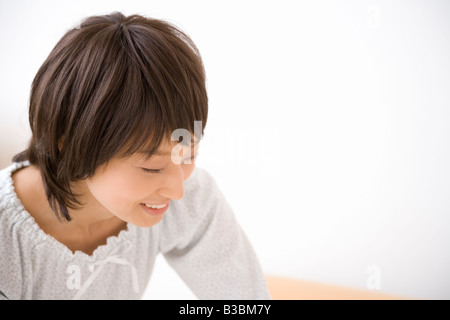 Portrait de jeune femme au foyer Banque D'Images