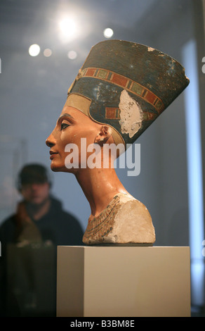 Visiteur à la recherche dans le célèbre buste de la reine Néfertiti dans le Musée égyptien de Berlin, Allemagne Banque D'Images