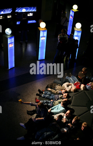 Les jeunes visiteurs de regarder un film sur le système solaire dans le Humboldt Museum fur Naturkunde à Berlin, Allemagne Banque D'Images