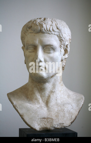 Buste en marbre de l'empereur romain Claude ou Caligula en exposition dans le Musée de Pergame à Berlin, Allemagne Banque D'Images