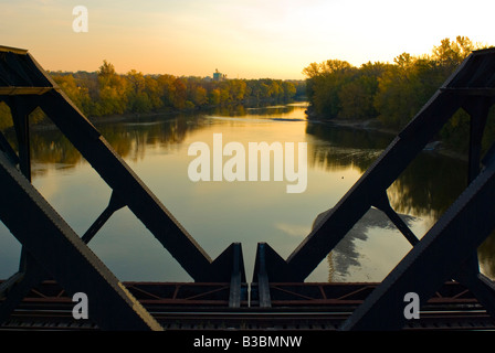 Le soleil se couche sur la rivière Wabash, vu à travers des supports d'un vieux pont de chemin de fer Banque D'Images