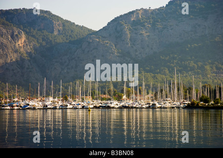 Voiliers amarrés dans la baie de Fethiye Gocek Turquie Banque D'Images