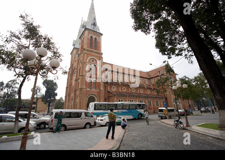 Cathédrale et Scène de rue, Ho Chi Minh City, Vietnam Banque D'Images