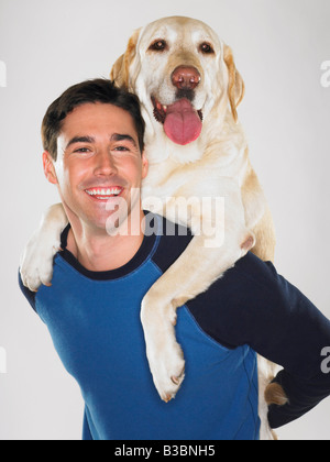 Portrait d'un homme avec le Labrador Retriever Banque D'Images