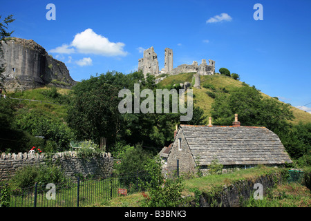 Les spectaculaires ruines du château de Corfe perché sur une colline au-dessus du village de Corfe Banque D'Images