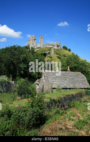 Les spectaculaires ruines du château de Corfe perché sur une colline au-dessus du village de Corfe Banque D'Images