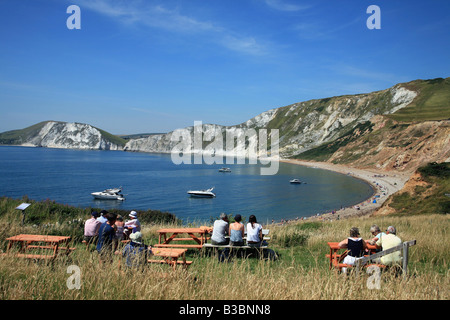 Les visiteurs profitant de la vue sur la pittoresque Worbarrow Bay sur la côte jurassique du Dorset Banque D'Images