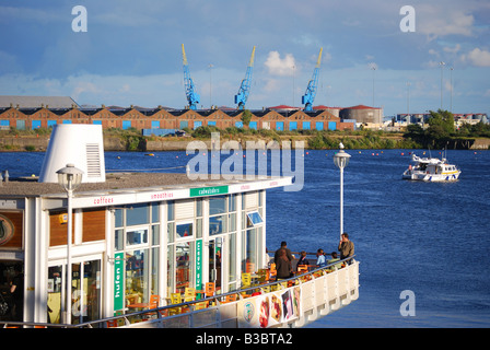 Restaurant en plein air, Mermaid Quay, la baie de Cardiff, Cardiff, Pays de Galles, Royaume-Uni Banque D'Images