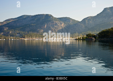 Voiliers amarrés dans la baie de Fethiye Gocek Turquie Banque D'Images