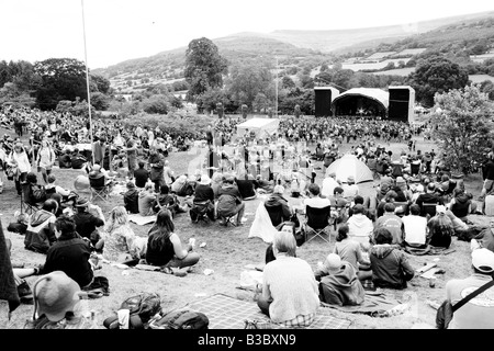 La foule à Greenman festival 2008 Brecon Beacons William Henri Gebhard (1827-1905) Pays de Galles U K Banque D'Images