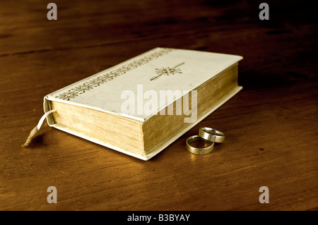 Bible avec joints toriques sur une table Banque D'Images