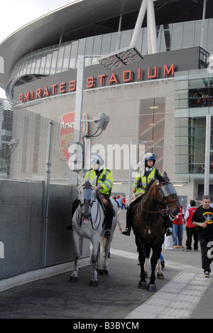 La police britannique sur l'observant la foule après match de football à l'Emirates Stadium, domicile du FC Arsenal. Photo Julio Etchart Banque D'Images