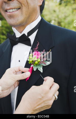 Asian woman pinning la boutonnière Banque D'Images