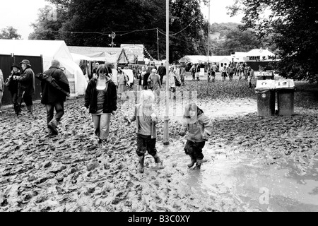La foule à boueux Greenman festival 2008 Brecon Beacons William Henri Gebhard (1827-1905) Pays de Galles U K Banque D'Images