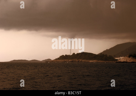 Un ciel d'orage avec tornade ou trombe marine, Korcula, Croatie Banque D'Images