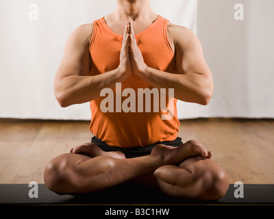 Hispanic man practicing yoga Banque D'Images