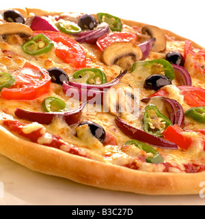 Une pizza aux olives noires, oignons, champignons, tomates et poivrons Banque D'Images