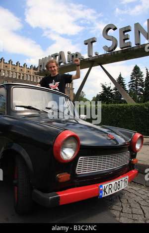 Guide d'excursion, Eryk Grasela pauses 'Crazy' Guides voiture Trabant par Huta Sendzimira im steelworks, Nowa Huta, près de Cracovie, Pologne Banque D'Images