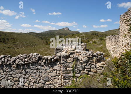 Bâtiment en ruine dans la vallée de Alcala, Sierra de la Forada derrière, Province d'Alicante, Communauté Valencienne, Espagne Banque D'Images