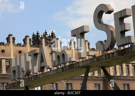 Affichage des bâtiments administratifs à l'entrée principale de l'Huta Sendzimira im Steelworks, Nowa Huta, Cracovie, Pologne Banque D'Images