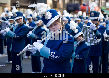 High School Marching Band participe à la Saint Patrick s Day Parade à New York City Banque D'Images