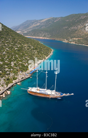 Vue aérienne d'un Gulet yacht turc sur croisière bleue Turquie Kas Antalya Turquie Banque D'Images