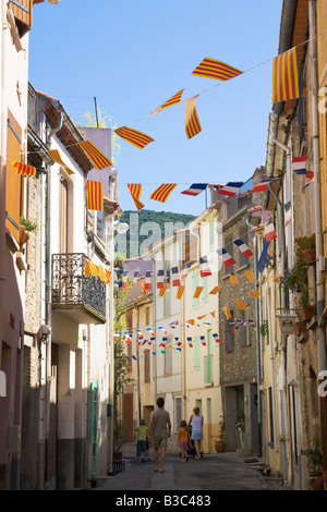 Une rue est décorée de drapeaux et banderoles dans les deux couleurs en français et en catalan pour la fête nationale française Banque D'Images