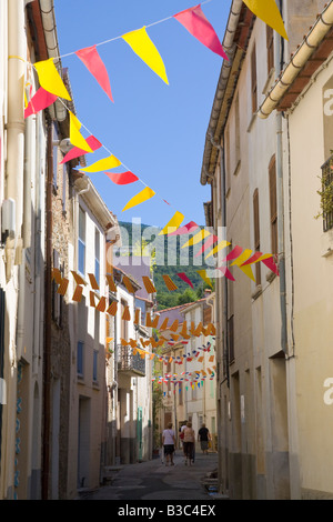 Une rue est décorée de drapeaux et banderoles dans les deux couleurs en français et en catalan pour la fête nationale française Banque D'Images
