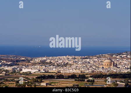 Malte, Mosta. Vue sur la région centrale de Malte à Mosta avec sa célèbre église Santa Maria, bombé et la côte nord de l'île au-delà. Banque D'Images