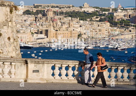 Malte, La Valette. Un élégant ballustrade sur les vieux murs de La Valette offre une vue panoramique sur le grand port en direction de Vittoriosa. Banque D'Images