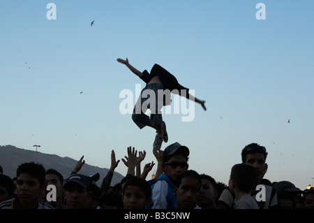 Maroc, Fes. Avec la flambée des martinets dans le ciel du soir, les jeunes Marocains profiter gratuitement d''un concert Hip-Hop, au cours de la Festival de Fès Banque D'Images