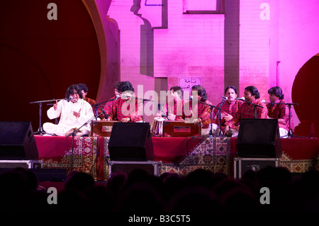 Maroc, Fes. Faiz Ali Faiz et son ensemble de Qawwali du Pakistan effectuer à l'aide d'harmoniums portables traditionnels sur la scène de Bab Makina, pendant la Festival de Fès des Musiques Sacrées du Monde. Banque D'Images