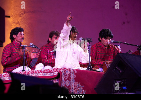 Maroc, Fes. Faiz Ali Faiz et son ensemble de Qawwali du Pakistan effectuer à l'aide d'harmoniums portables traditionnels sur la scène de Bab Makina, pendant la Festival de Fès des Musiques Sacrées du Monde. Banque D'Images