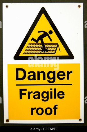 Danger : toit fragile signe d'avertissement jaune noir blanc culture de la sécurité la santé l'évaluation des risques à ne pas faire Banque D'Images
